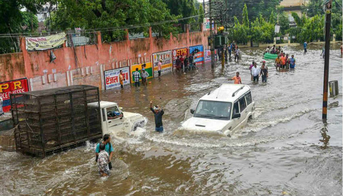 बाढ़ की चपेट में यूपीः बिगड़ रहे हालात, तटबंधों में हो रहा कटाव, बना मुसीबत