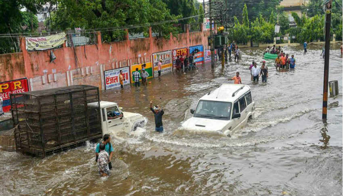 यूपी में नियंत्रित की जा रही बाढ़ के हालात, तैयार की गयी रेस्क्यू टीमें