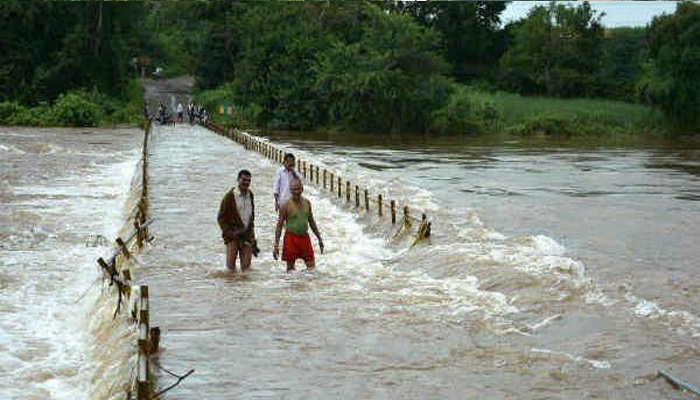 बाढ़ की चपेट में यूपीः बिगड़ रहे हालात, तटबंधों में हो रहा कटाव, बना मुसीबत