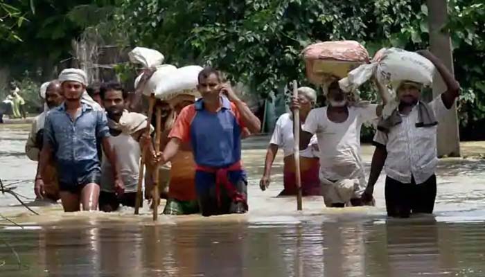 UP में बाढ़ से तबाही: सैकड़ों गांव पानी में डूबे, खतरे के निशान से ऊपर बह रहीं नदियां