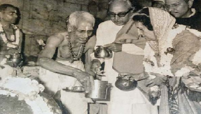 इंदिरा गांधी का हिंदुत्व: हर दौरे पर जाती थीं धार्मिक स्थानों पर, ऐसी थी आस्था
