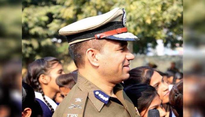 एनकाउंटर स्पेशलिस्ट: IPS अफसर ने लिखी अपनी कहानी, पढ़कर हो जायेंगे इमोशनल