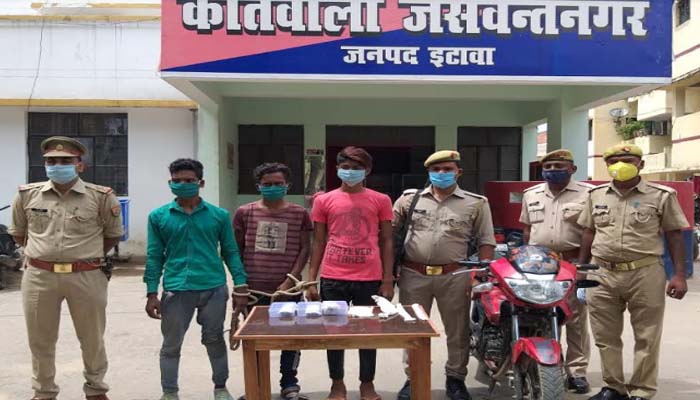 पुलिस ने शातिर चोरों को किया गिरफ्तार, ऐसे देते थे वारदात को अंजाम