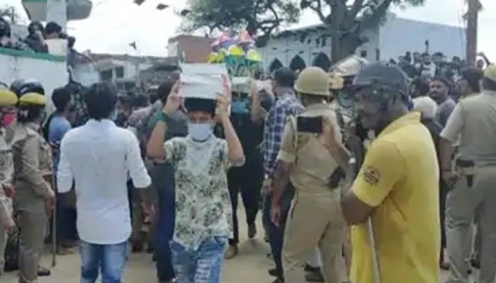 ताजिया पर बवाल: भीड़ की पुलिस से झड़प, 300 लोगों पर हुई FIR