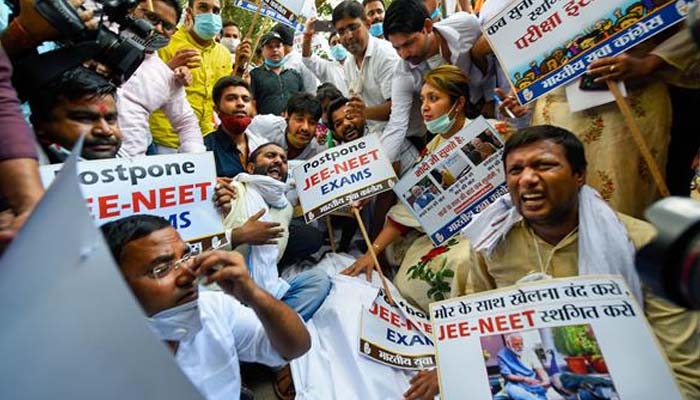 JEE-NEET परीक्षा पर बवाल: भूख हड़ताल पर बैठे ये लोग, कांग्रेस का हल्लाबोल