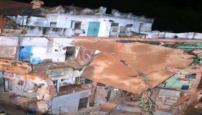 भरभराकर गिरा चार मंजिला मकान: लाशें देख मचा कोहराम, बचाव में उतरी सेना