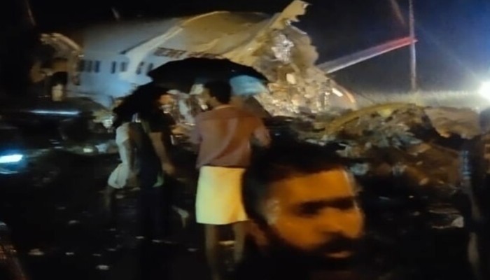 अभी-अभी विमान हादसा: 250 यात्रियों की जान खतरे में, टुकड़े-टुकड़े हुआ प्लेन