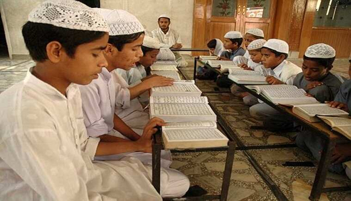 मुस्लिम छात्रों पर मेहरबान योगी सरकार, मिलेगा एक लाख व टेबलेट
