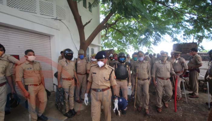 कांपा मुख्तार अंसारी: इसके महल पर चल गया बुलडोजर, भारी पुलिस बल मौजूद