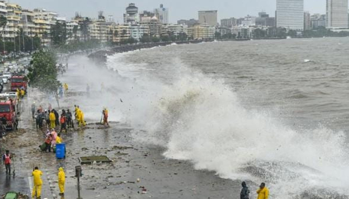 मरीन ड्राइव से टकराई समुद्र की ऊंची लहरें, मुंबई में बढ़ गई परेशानी