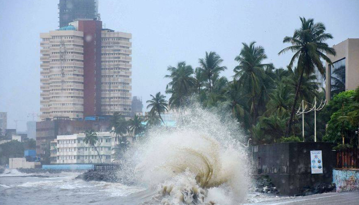 खतरे में मुंबईः हाईटाइड की चेतावनी, उठेंगी इतनी ऊंची लहरें