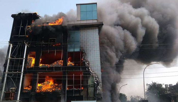 यूपी में भीषण हादसा: कंपनी की इमारत में लगी भयंकर आग, मचा हड़कंप