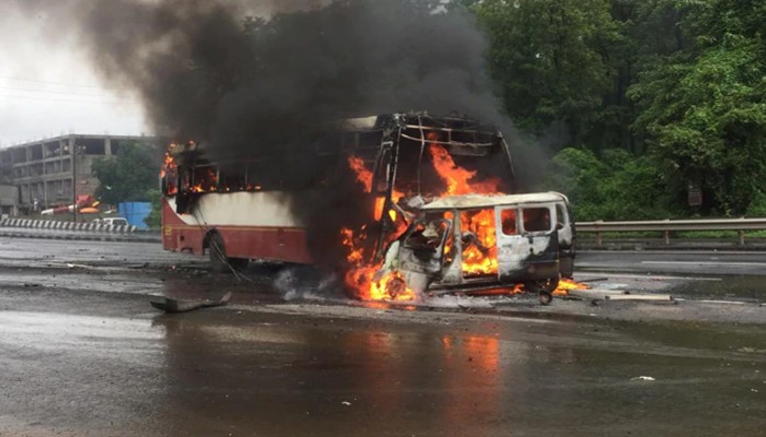 जलकर ख़ाक हुए वाहन: भयानक सड़क हादसे में दो की मौत, मच गया कोहराम
