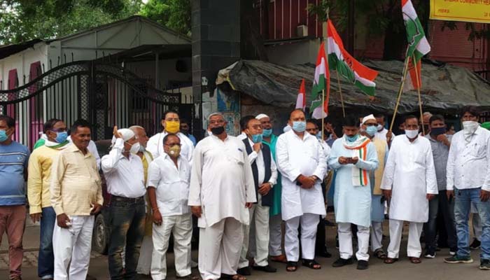 protest against jee and neet exam at education buillding