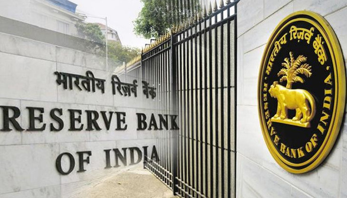 ग्राहकों को तगड़ा झटका: RBI ने इन बैंकों पर लगाया जुर्माना, आपको पड़ेगा भारी