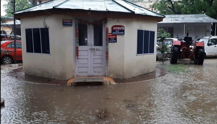 मूसलाधार बारिश का कहर: लोगों का हुआ बुरा हाल, डूब गई पूरी कोतवाली