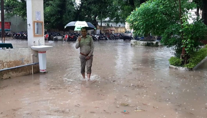 मूसलाधार बारिश का कहर: लोगों का हुआ बुरा हाल, डूब गई पूरी पुलिस चौकी