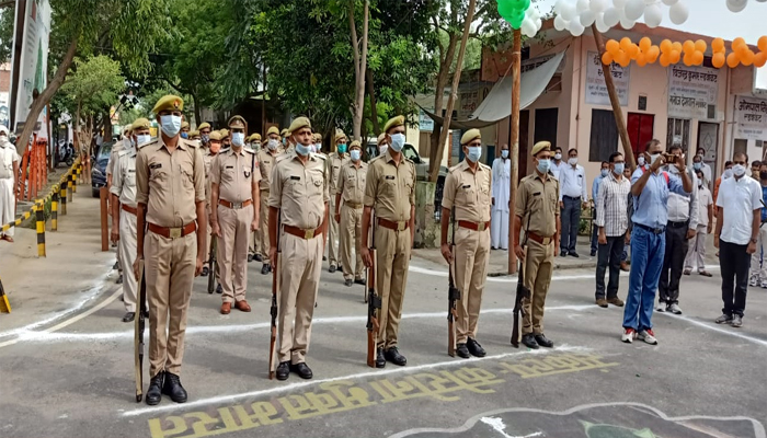 Happy Independence Day 2020: जिलाधिकारी ने फहराया तिरंगा, दिया ये संदेश