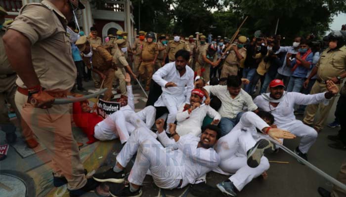 NEET-JEE Exam: विरोध में सपा का राजभवन पर प्रदर्शन, पुलिस ने भांजी लाठियां