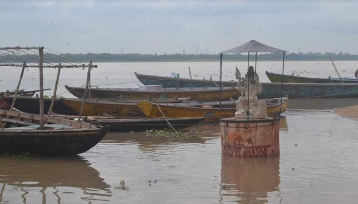 शिव नगरी में कहर: घाट पर लगा रेड अलर्ट, नावों के संचालन पर भी लगेगी रोक
