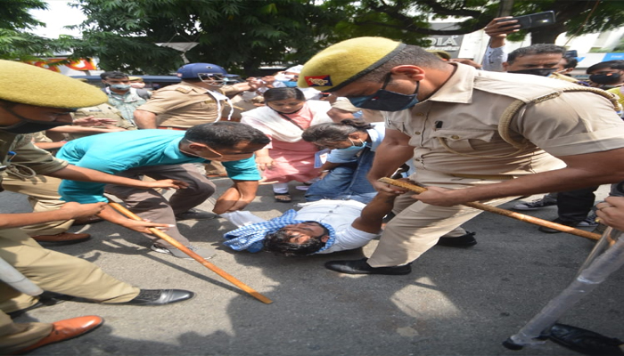 दनादन चली लाठियां: आम आदमी पार्टी कर रही थी प्रदर्शन, पुलिस ने किया गिरफ्तार