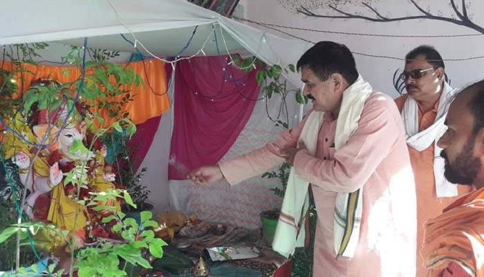 BJP MLA Pindra Awdhesh Singh in ganesh pandal