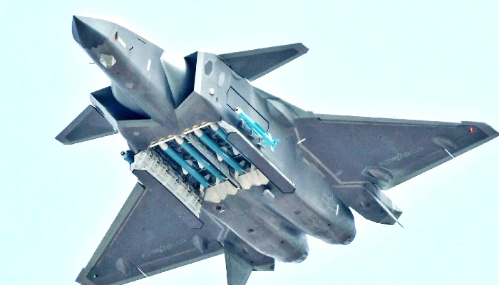 लद्दाख में बमवर्षक विमानों की उड़ान: राफेल से डरा चीन, तैनात किये J-20 जंगी जहाज