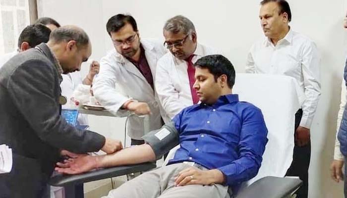 DM Dr.Mannan Akhtar donating blood