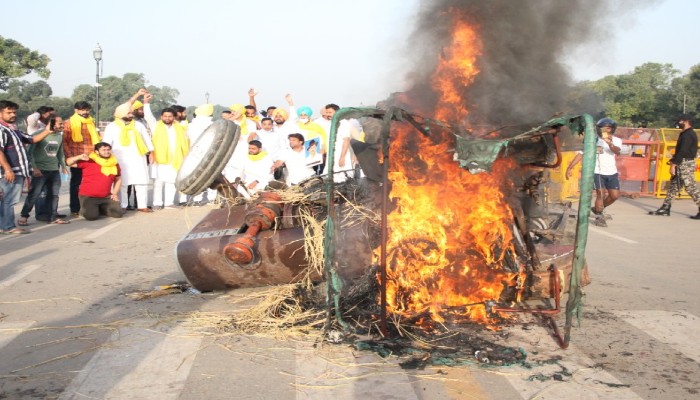 इंडिया गेट पर भयानक आगजनी: कृषि बिल पर विरोध भड़का, ट्रैक्टर में लगा दी आग