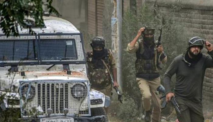 कश्मीर में आतंकी हमला: CRPF कैंप पर फेंका ग्रेनेड, जवानों ने इलाके को घेरा