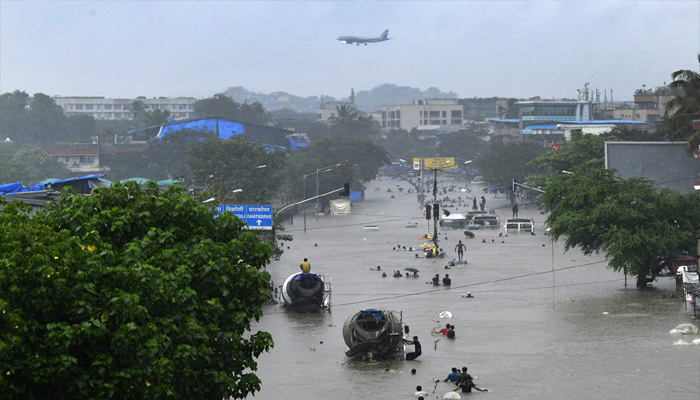 मुंबई में आफत की बारिश: चारों तरफ पानी ही पानी, ऑफिस बंद, IMD का अलर्ट
