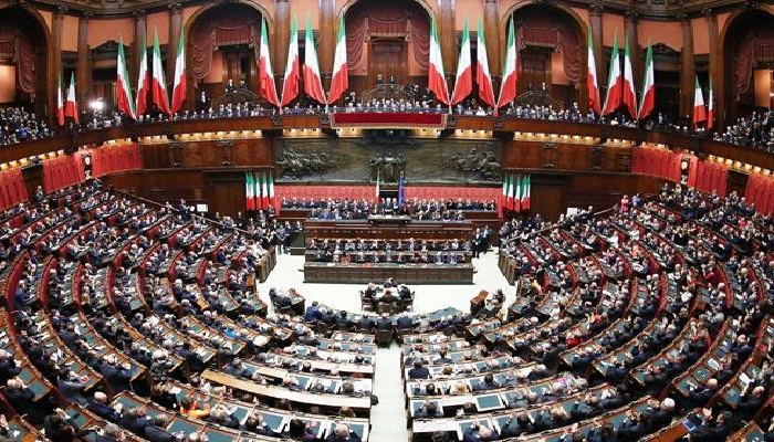 इटली की संसद को एक तिहाई छोटा करने का फैसला