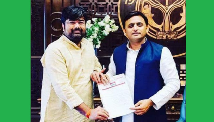 Manjhwan SP candidate Rohit Shukla with leader Akhilesh Yadav