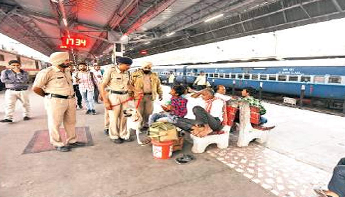 रेलवे स्टेशनों पर बड़ा खतरा! बम से उड़ाने की धमकी, सुरक्षा एजेंसियों में मचा हड़कंप