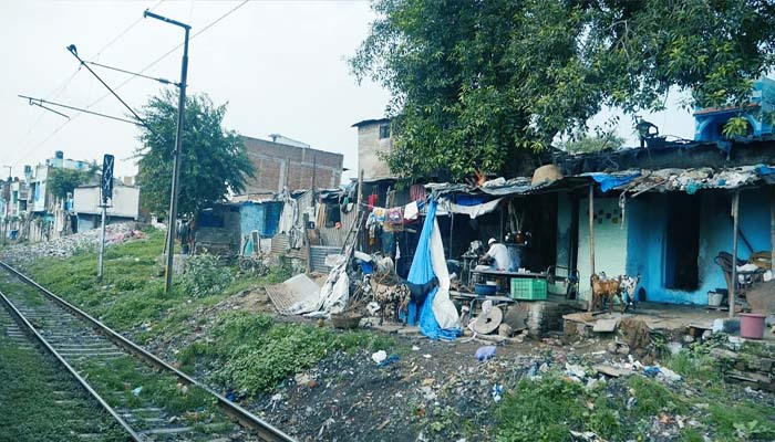 बड़ी खबर: सरकार नहीं हटाएगी रेलवे किनारे बनी झुग्गियां, जानिए क्यों