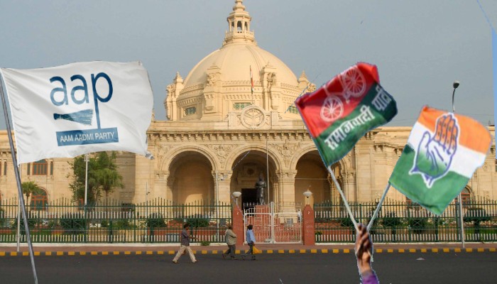 AAP की एंट्री: UP सरकार की नाक में किया दम, सपा-कांग्रेस की सुस्ती की दूर
