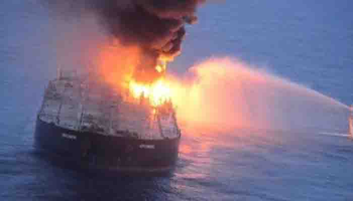 ऑयल टैंकर में लगी भीषण आग: महासागर में बड़ा खतरा, चालक दल का सदस्य लापता