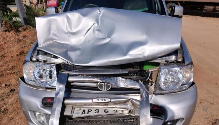 andhra pradesh ex CM chandrababu naidu escaped major car accident