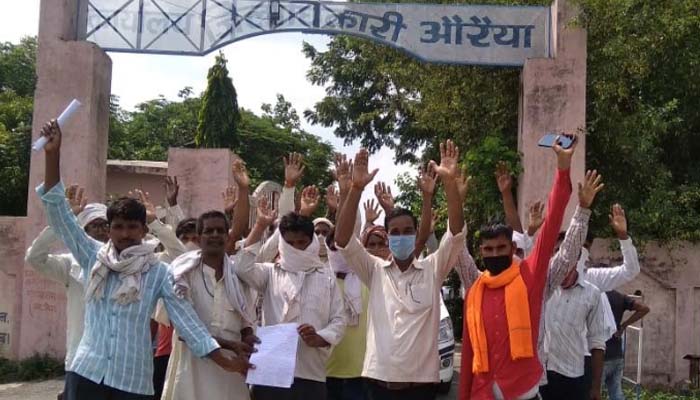शौचालय निर्माण में धांधली: ग्रामीणों ने दिया धरना, DM को सौंपा ज्ञापन