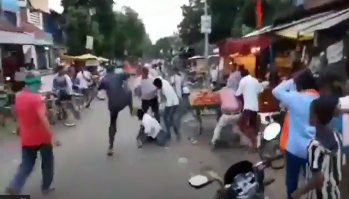 यूपी में गुंडा राज: दबंगों ने चौराहे में प्रधान प्रतिनिधि को पीटा, बरसाई लाठियाँ