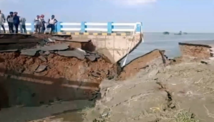हादसे से हिली सरकार: भरभराकर गिरा ये पुल, सेकेंडों में करोड़ों रूपये बर्बाद