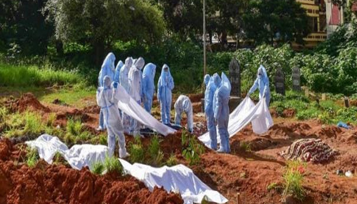 कब्रिस्तान में हिले लोग: गए थे अंतिम संस्कार करने, हो गया ऐसा कि भाग खड़े हुए सभी