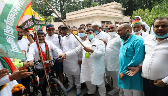 चली शिवपाल की साइकिल: झंडी दिखा किया गया रवाना, 26 को दिल्ली पहुंचेगी