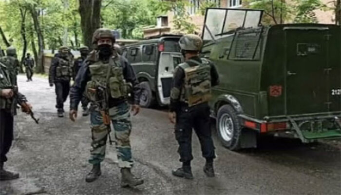 कश्मीर में दो आतंकी मारे गएः घर घर तलाशी, बरामद हुए हथियार, गोला-बारूद