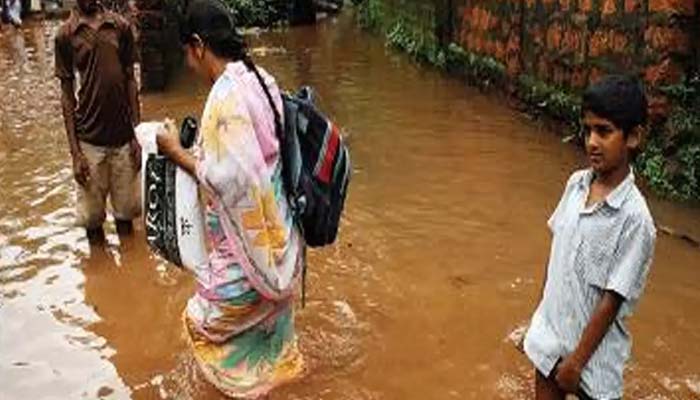 सड़क पर सुखा रहे पैसे: बाढ़ में बहा बेटी की शादी का सामान, भीग गए गरीब के रुपए