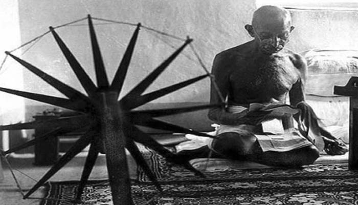 बापू का खादी आंदोलन: गांधी जी ने सिखाया था वस्त्र बनाना, यहां से हुआ शुरू