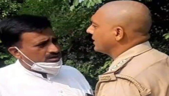 सीतापुर हत्याकांड: मृतक के घर से लौट रहे AAP नेताओं को पुलिस ने किया गिरफ्तार