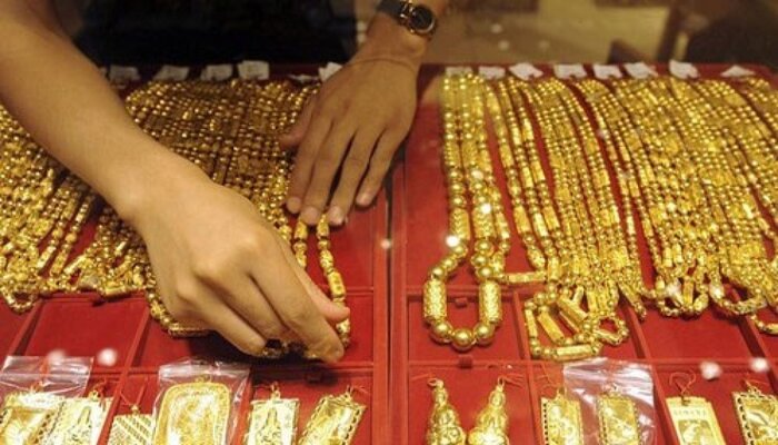 Gold-Silver सस्ता हुआ: तेजी से फिर गिरे दाम, बाजार में लगी भीड़