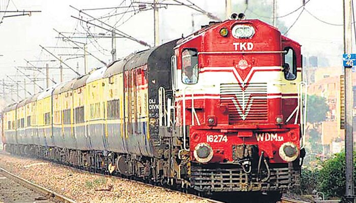 भारतीय रेल सेवा ठप्प: हड़ताल पर कर्मचारी, कल देशभर में नहीं चलेंगी ट्रेन