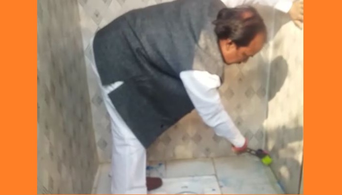 BJP MLA Virendra Lodhi cleaning toilet